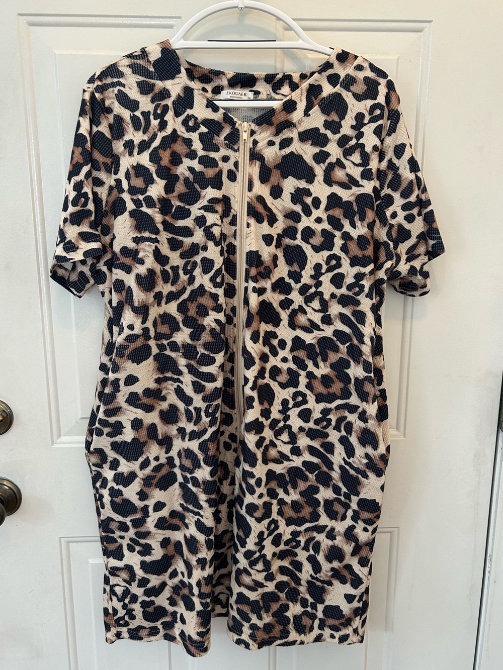 Ekouaer Leopard Print Zip-Front Short Sleeve Dress in Beige